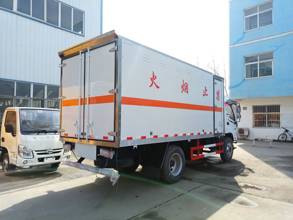 福田5.1米（6.9吨）杂项危险品厢式车
